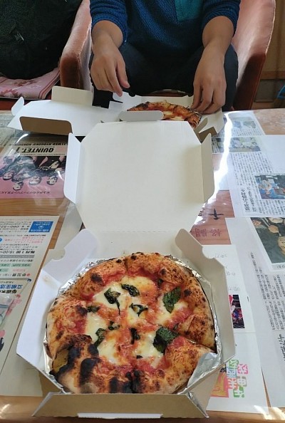 フリートレーニングクラス後に生徒と地元のピザをテイクアウトして道場でランチ🍕