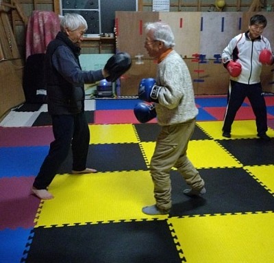 ハッスルおじいちゃん👴のミット打ち風景🥊